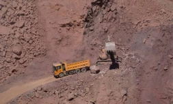 Des ouvriers de l'entreprise Talco Gold extraient de l'antimoine dans des carriÚres à ciel ouvert de la mine de Saritag, dans l'ouest du Tadjikistan, le 26 août 2025