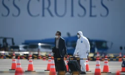 Un passager débarque du navire de croisière Diamond Princess en quarantaine dans le port de Yokohama au Japon, le 19 février 2020
