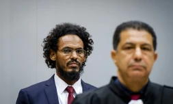 Le jihadiste malien Ahmad Faqi Al Mahdi (à g.) dans une salle d'audience de la CPI à La Haye le 30 septembre 2015