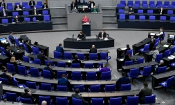 La chancelière allemande Angela Merkel prend la parole devant le Bundestag, le 16 avril 2021 à Berlin