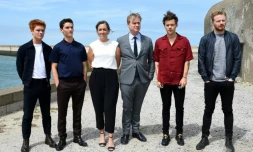 Tom Glynn-Carney, Fionn Whitehead, Emma Thomas, Christopher Nolan, Harry Styles et Jack Lowden, membres de l'équipe du film Dunkerque, posent à Dunkerque le 16 juillet 2017