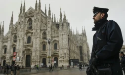 Un policier italien patrouille le 19 novembre 2015 près de la cathédrale de Milan, située sur la piazza del Duomo