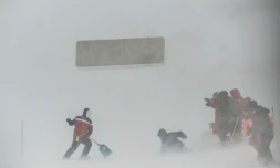 Les pisteurs tentent d'entretenir la piste prévue pour le slalom de la Coupe du monde de ski le 14 décembre 2019, malgré les conditions climatiques à Val d'Isère.