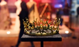 La couronne de la "Maison Baratheon", photographiée le 7 septembre 2015 lors de l'inauguration d'une exposition dédiée à la série HBO "Game of Thrones" au Carrousel du Louvre à Paris 