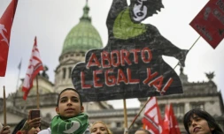 Des militants pro-avortement manifestent devant le parlement argentin à Buenos Aires, le 13 juin 2018
