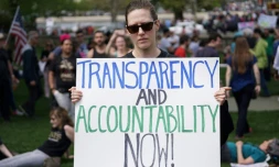 Manifestation pour appeler le président Donald Trump à rendre publiques ses déclarations de revenus et d'impôts, le 15 avril 2017 à Washington