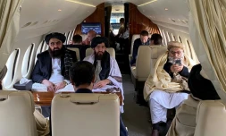 Photo prise le 22 janvier 2022 et fournie par les talibans afghans montrant leur délégation dont le ministre des Affaires étrangères Amir Khan Muttaqi (G) à son départ de Kaboul pour Oslo