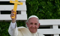 Le Pape François salue la foule, tenant une croix arborant l'inscription "je vous offre ma paix", près d'un temple à Santiago du Chili, le 17 janvier 2018