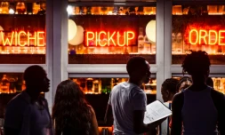 File d'attente devant un restaurant de repas à emporter sur l'avenue de Miami, Ocean Drive, désertée, le 18 mars 2020