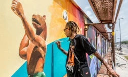 L'artiste brésilien Edgar Bernardo Dos Santos (Ed-Mun) réalise une fresque murale, pendant le festival Effet Graff, le 18 mai 2022 à Cotonou, au Bénin