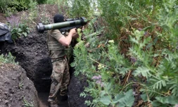 Un soldat ukrainien dans une tranchée sur la ligne de front près d'Avdiivka, dans la région de Donetsk, le 18 juin 2022