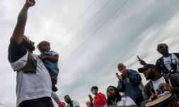 Un homme participe à une cérémonie d'hommage aux victimes du massacre de 1921 à Tulsa, dans l'Oklahoma, le 31 mai 2021