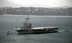 Le Charles de Gaulle de retrour à Toulon après une mission dans le golfe persique, à Toulon 16 mars 2016