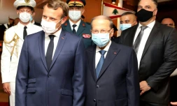 Le président français Emmanuel Macron est accueilli par son homologue libanais Michel Aoun, le 31 août 2020 à l'aéroport de Beyrouth