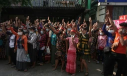 Manifestants à Rangoun le 6 février 2021