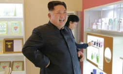 Photo non datée fournie le 29 octobre 2017 par l'agence nord-coréenne Kcna du leader nord-coréen Kim Jong-Un visitant une usine de cosmétiques de Pyongyang