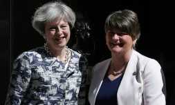 La Première ministre britannique Theresa May (g) et la cheffe du parti nord-irlandais DUP, le 26 juin 2017 devant le 10 Downing Street, à Londres
