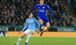 L'attaquant de Leicester Jamie Vardy devant le défenseur de Manchester City John Stones, le 26 décembre 2018 à Leicester