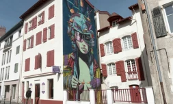 Une oeuvre, intitulée "Are you ready (Es-tu prêt ?)" sur le mur d'une maisonà Bayonne du street artiste espagnol Deih