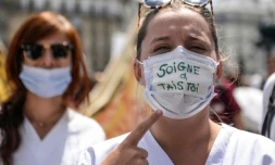 Des personnels hosptaliers manifestent place Montparnasse à Paris le 6 juin 2019
