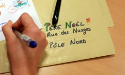 Une employée du "secrétariat du Père Noël" répond à une lettre le 18 décembre 2015 à Libourne