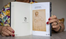 Eleonora Szafran, la fille du boxeur d'Auschwitz Tadeusz "Teddy" Pietrzykowski, présente son livre lors d'un entretien avec l'AFP à Varsovie le 26 août 2021