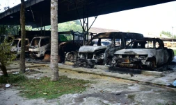 Des véhicules calcinés après une série d'attaques  incendiaires dans la province méridionale thaïlandaise de Narathiwat, le 23 août 2026 