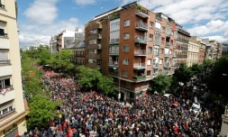 Des milliers de sympathisants du Parti socialiste espagnol sont rassemblés pour demander au Premier ministre Petro Sanchez de ne pas démissionner devant le siÚge du parti PSOE à Madrid, le 27 avril 2024