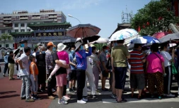 Des habitants de Pékin attendent de se faires tester le 16 juin 2020 aprÚs une résurgence de cas du Covid-19 dans la capitale chinoise