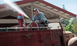 Randy Dunn teste la pression du tuyau de son camion de pompiers de 1946, un des remparts possibles en cas de feu dans son vignoble