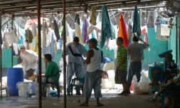Des anciens membres du gang M-S13 font une pause durant leurs cours pour apprendre les métiers de la charpenterie, boulangerie, pêche et cuisine dans la prison Apanteos à Santa Ana à l'ouest du San Salvador, le 15 juillet 2016
