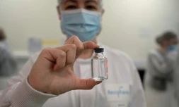 Une employée montre une dose du vaccin Moderna contre le Covid-19, le 22 avril à Monts, en France