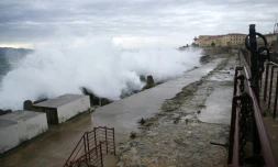 Des rafales de vent pouvant atteindre jusqu'à 130 km/h et de fortes vagues sont attendues à partir de lundi matin sur la façade atlantique et les côtes de la Manche dans le cadre de la tempête Carmen