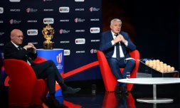 Le président de la Fédération française de rugby Bernard Laporte (g) et le directeur général du comité d'organisation, Claude Atcher, aprÚs le tirage au sort du Mondial-2023, le 14 décembre à Paris