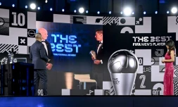 Capture d'écran montrant le buteur du Bayern Munich Robert Lewandowski, désigné meilleur joueur de la Fifa 2020, le 17 décembre à Zurich, sous les yeux notamment de Gianni Infantino