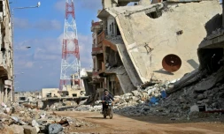 Un homme dans les rues de Daraa, le 16 mars 2017