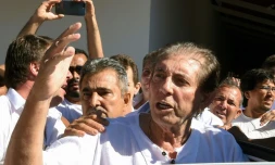 Le médium brésilien Joao de Deus (c) arrive à son temple d'Abadiania, dans l'Etat de Goias près de Brasilia, le 12 décembre 2018