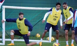 Les défenseurs tricolores Raphaël Varane (c) et Layvin Kurzawa (d), à l'entraßnement des Bleus, le 16 novembre 2014 au Rhoazon Park