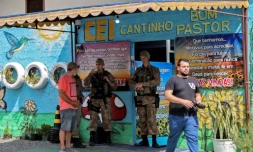 Des forces de sĂ©curitĂ© se tiennent devant une crĂšche oĂč un assaillant a tuĂ© quatre enfants Ă coups de hache Ă Blumenau, Etat de Santa Catarina, au BrĂ©sil, le 5 avril 2023