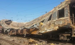 Image diffusée le 25 août 2022 par les chemins de fer ukrainiens d'un train qui a brûlé après une frappe russe dans une gare du village ukrainien de Tchapliné dans la région de Dnipropetrovsk