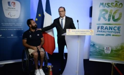 Le porte drapeau de la délégation française aux Jeux paralympiques à Rio, Michael Jeremiasz (g) lors du discours du président François Hollande (d), le 1er septembre 2016 à Paris
