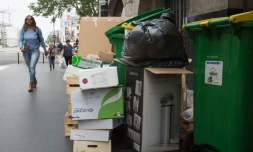 Des poubelles s'entassent dans une rue de Paris, le 8 juin 2016