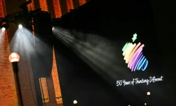 Le logo d'Apple projeté sur un écran lors des célébrations du 50e anniversaire du géant technologique américain Apple à Londres, le 25 mars 2026