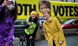 La PremiÚre ministre écossaise Nicola Sturgeon (D) pose le 6 mai 2021 à Glasgow, devant un bureau de vote
