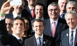Le président Emmanuel Macron et le co-président de Paris 2024, Tony Estanguet (g, derrière), le 15 mai 2017 à l'Elyse