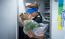 Sofia-Rose Adams, 13 ans,employée d'un café dans la grande région montréalaise, à Saint-Mathias-sur-Richelieu, Canada, le 12 juin 2022