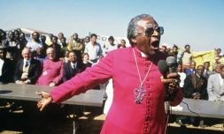 Desmond Tutu le 10 juillet 1985 lors des funérailles de quatre militants anti-apartheid dans le township de Duduza, près de Johannesburg