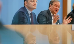 Le ministre président de Rhénanie-du-Nord-Westphalie Armin Laschet (D) et le ministre de la Santé Jens Spahn annoncent leur candidature pour diriger la CDU, lors d'une conférence de presse à Berlin le 25 février 2020