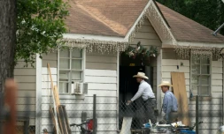 Des policiers locaux et fédéraux enquêtent le 29 avril 2023 à Cleveland, au Texas, sur un quintuple meurtre