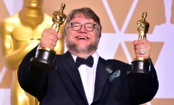 Le réalisateur mexicain Guillermo del Toro brandit ses deux Oscars de meilleur réalisateur et de meilleur film pour "La Forme de l'eau", le 4 mars 2018 à Hollywood